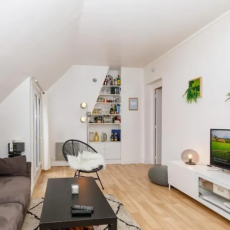 Διαμέρισμα Charming Design Under The Roof And Bright Neuilly-sur-Seine